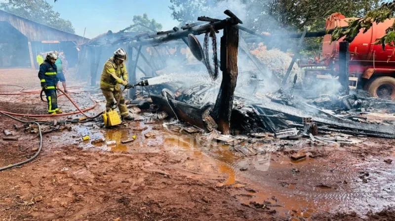 Incêndio destrói galpão de madeira no interior de Marechal Rondon