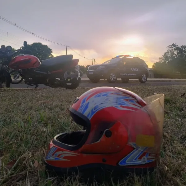 Embriagado, condutor de moto paraguaia sofre acidente durante fuga em Guaíra