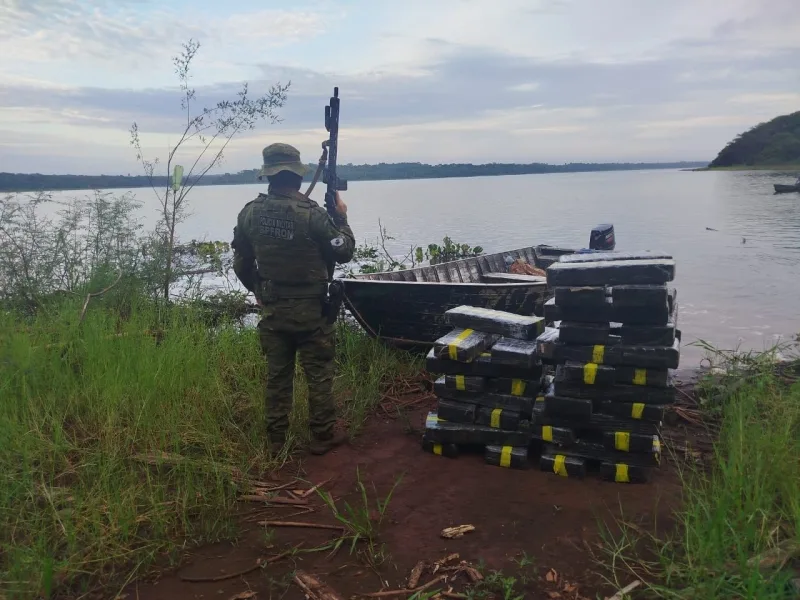 Polícia apreende carga de maconha em embarcação no Lago de Itaipu, em Guaíra