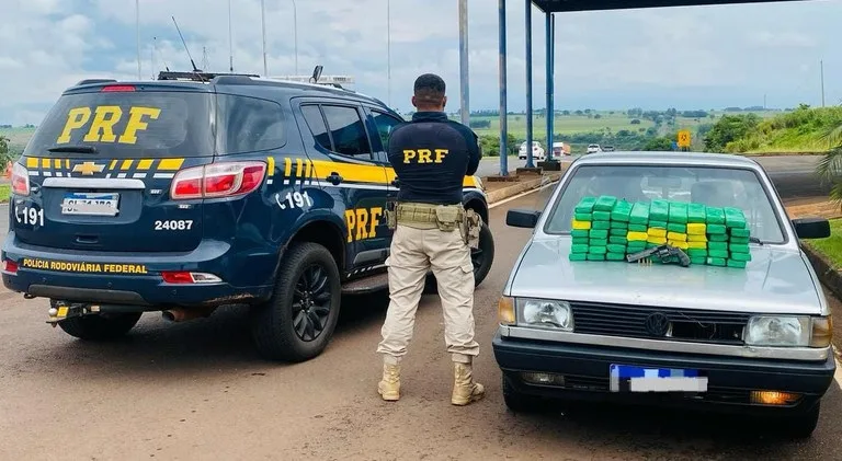 PRF apreende motorista com maconha e arma de fogo na BR-163 em Mundo Novo