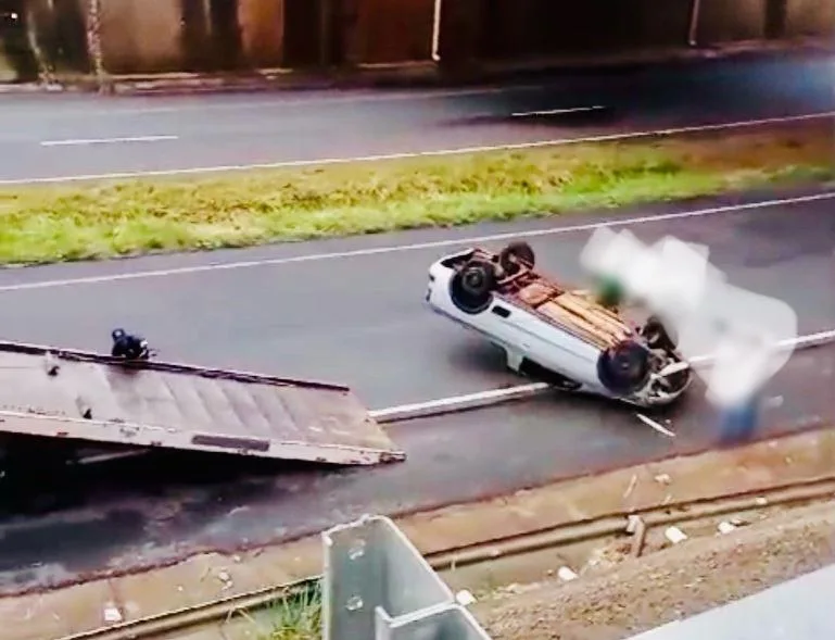 Carro capota na BR-163 em Quatro Pontes