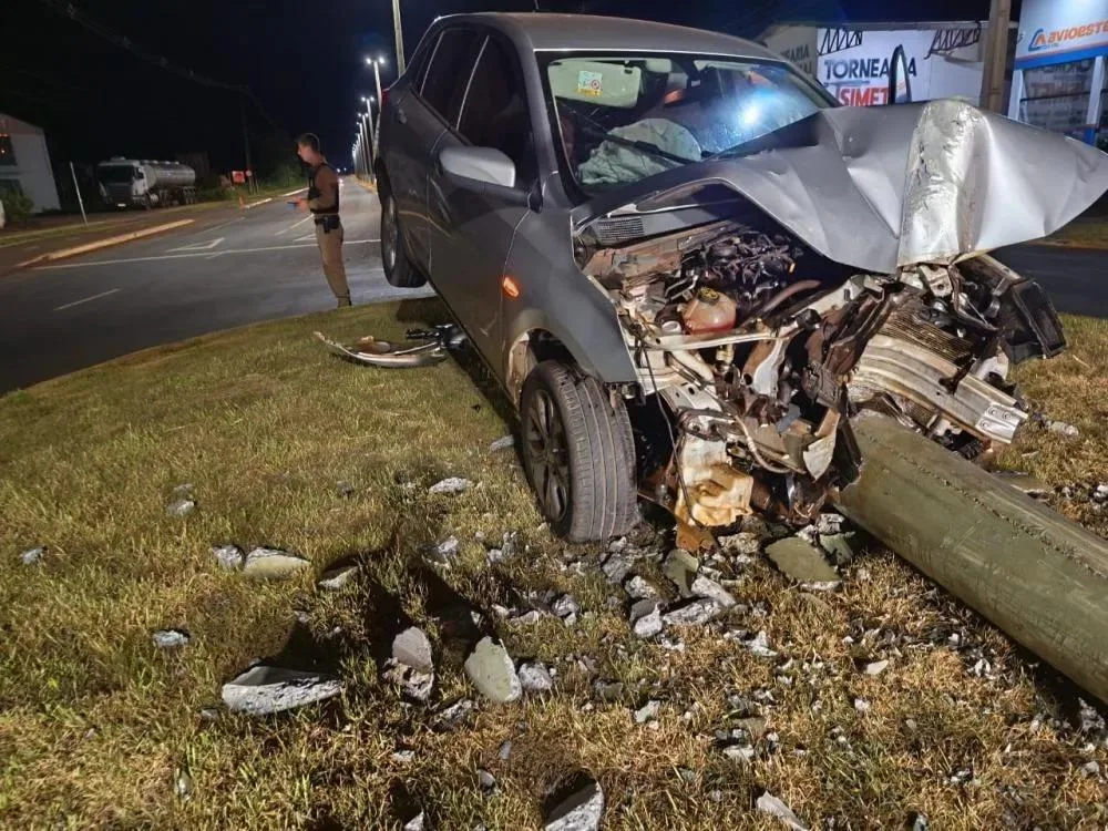 Carro derruba poste após forte colisão em Marechal Rondon