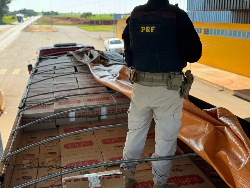 Homem é preso pela PRF com carreta carregada de cigarros em Guaíra