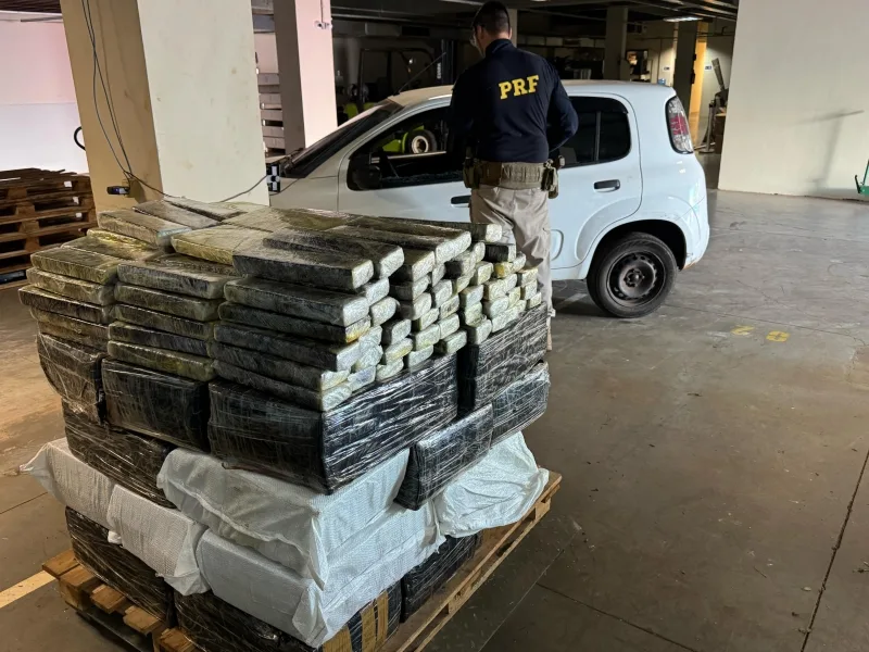 PRF apreende Uno lotado de drogas após perseguição e colisão em Guaíra