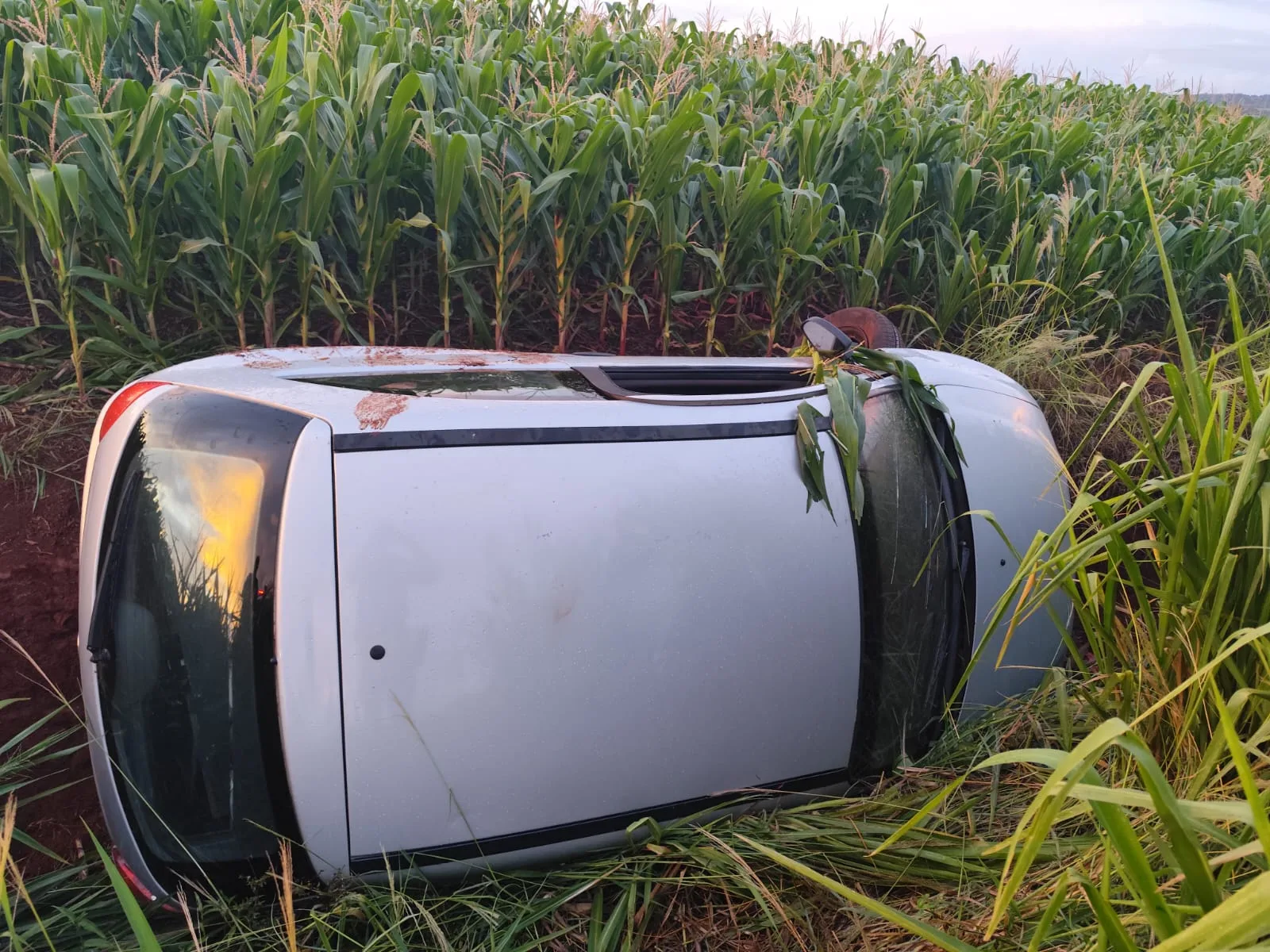Carro sai da pista e tomba em vala na PRc-467 em Marechal Rondon