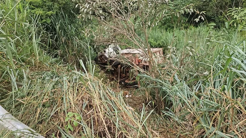 Caminhão despenca em ribanceira de 10 metros na PR-317 em Toledo