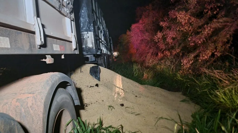 Problemas mecânicos causam incêndio em bitrem na BR-163 entre Marechal e Mercedes