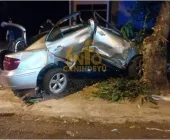 Carro fica destruído ao colidir com árvore em Salto del Guairá