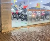 Marginais invadem revenda de veículos e furtam três motos em Palotina