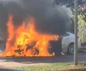 Em poucas horas, dois carros são destruídos por incêndio em Toledo