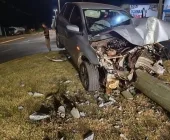 Carro derruba poste após forte colisão em Marechal Rondon