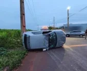 Carro é abandonado após colisão e capotamento em Marechal Rondon