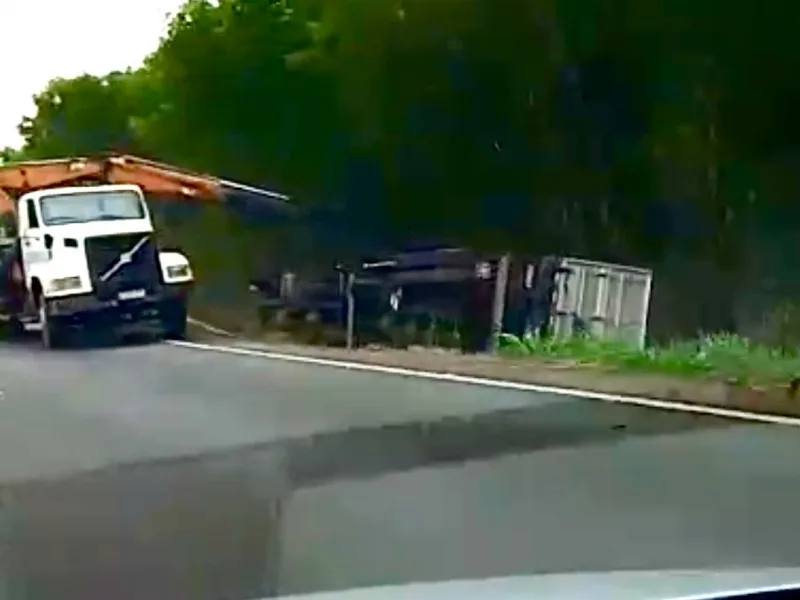 Carreta tomba na 'Serrinha' da BR-163, entre Mercedes e Bela Vista - Guaíra
