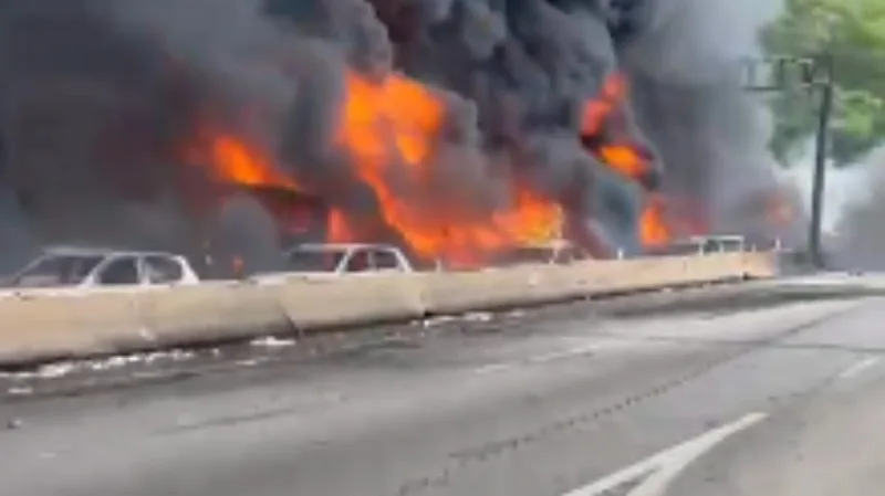 Vídeo: Carreta com combustível tomba e incendeia 27 veículos na BR-101