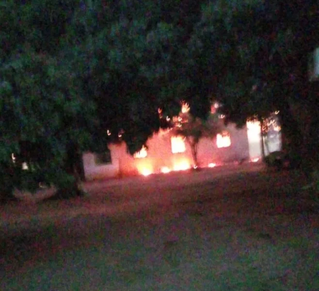 Casa é destruída por incêndio em Palotina