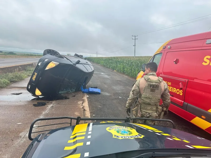 Vídeo mostra carro com drogas capotando na BR-163 em fuga da PRF
