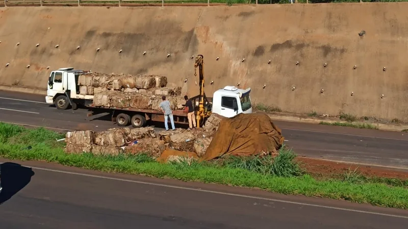Caminhão de reciclados tomba na BR-163 em Quatro Pontes