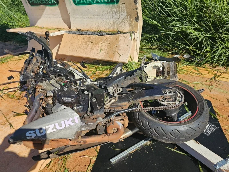 Moto esportiva colide contra ponto de ônibus e deixa casal gravemente ferido, entre Toledo e Assis