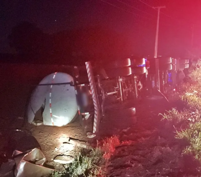 Carreta de Marechal Rondon tomba na BR-163: homem morre e criança fica em estado grave