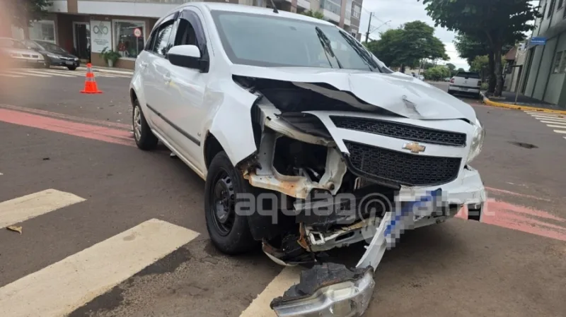 Carros colidem em cruzamento no centro de Marechal Rondon