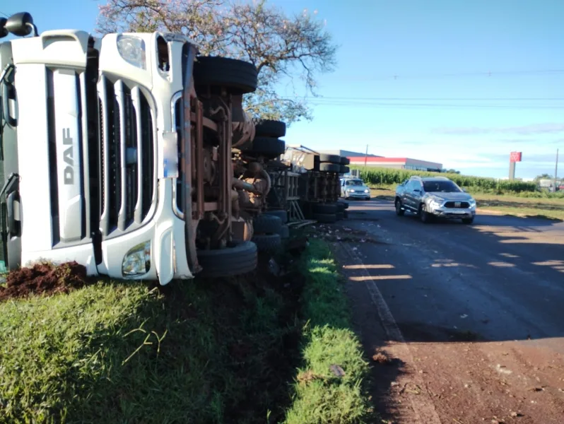 Carreta tomba em Toledo e atinge árvore