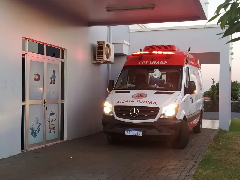 Homem fica gravemente ferido ao cair de telhado em Mercedes