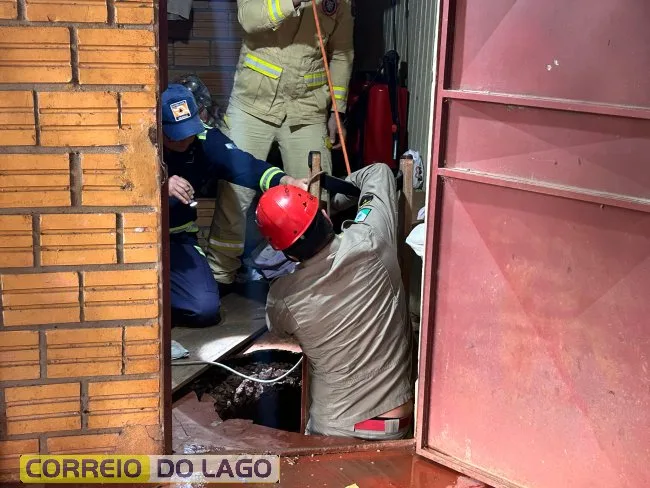 Mulher cai em fossa de aproximadamente 10 metros dentro de casa em Santa Helena
