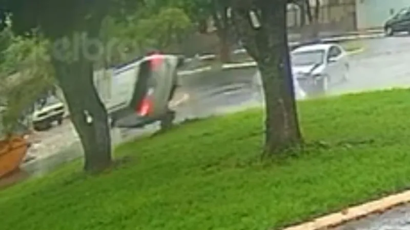 Assista: Câmera registra momento de colisão e capotamento em Guaíra