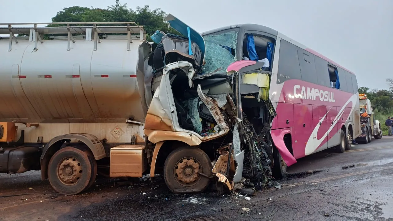 Colisão frontal entre caminhão e ônibus deixa três mortos na BR-272