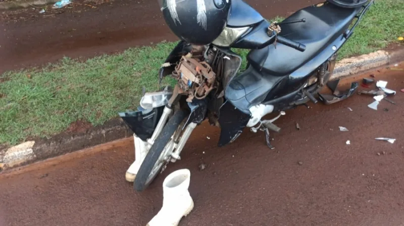 Colisão entre moto e ambulância deixa homem ferido em Toledo