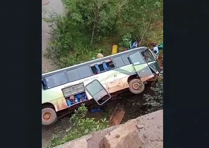 Ônibus cai de ponte no MS e deixa 35 feridos