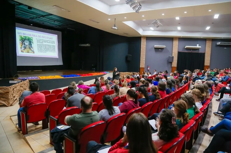 Educação inclusiva é tema de encontro com famílias em Mercedes