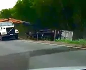 Carreta tomba na 'Serrinha' da BR-163, entre Mercedes e Bela Vista - Guaíra