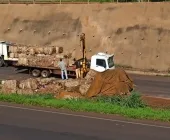 Caminhão de reciclados tomba na BR-163 em Quatro Pontes