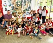 Estudantes de Mercedes recebem uniformes gratuitos e ovos de Páscoa