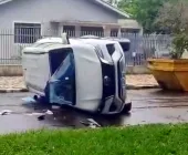 Caminhonete capota após forte batida em Guaíra; Duas pessoas ficaram feridas