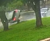 Assista: Câmera registra momento de colisão e capotamento em Guaíra