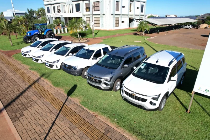 Mercedes entrega novos veículos e fará leilão para a venda da frota antiga