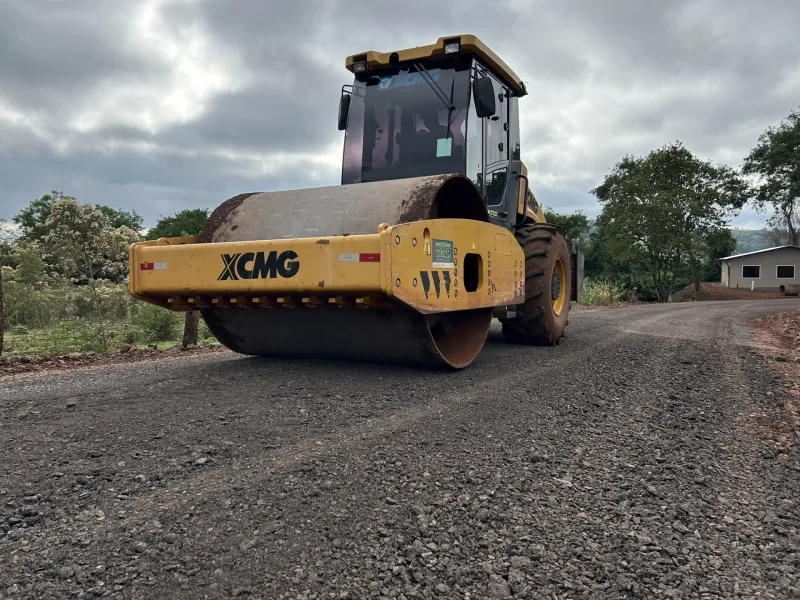 Mercedes utiliza material fresado da BR-163 para melhorar estradas rurais