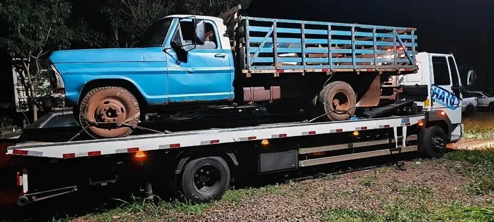 Embriagado, motorista bate caminhão em árvore e muro de residência em Marechal Rondon