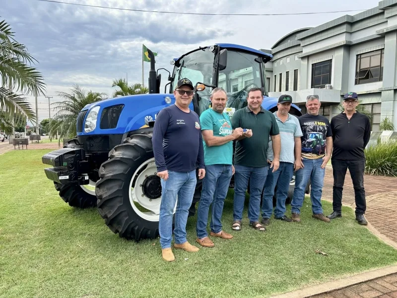 Mercedes repassa trator novo para comunidades de Sanga Forquilha, Novo Rio do Sul e São Luiz