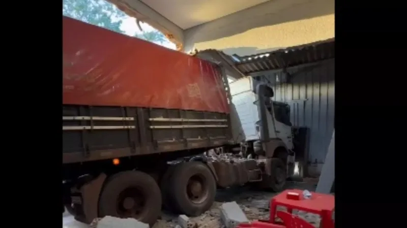 Carreta desgovernada invade panificadora às margens da BR-163 em Mundo Novo