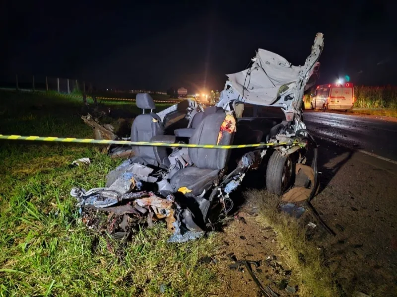Carro parte ao meio e jovem morre em violenta batida em Toledo
