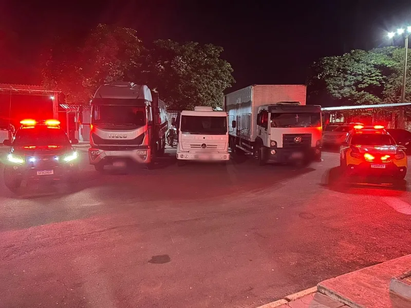 PM apreende três caminhões e grande quantidade de cigarros em Toledo