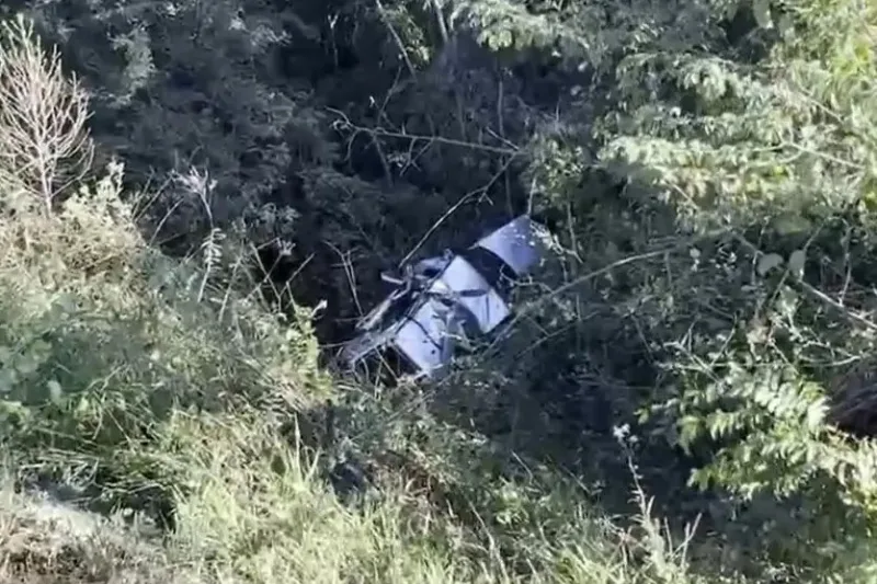 Jovem morre após carro capotar e cair em ribanceira na BR-272