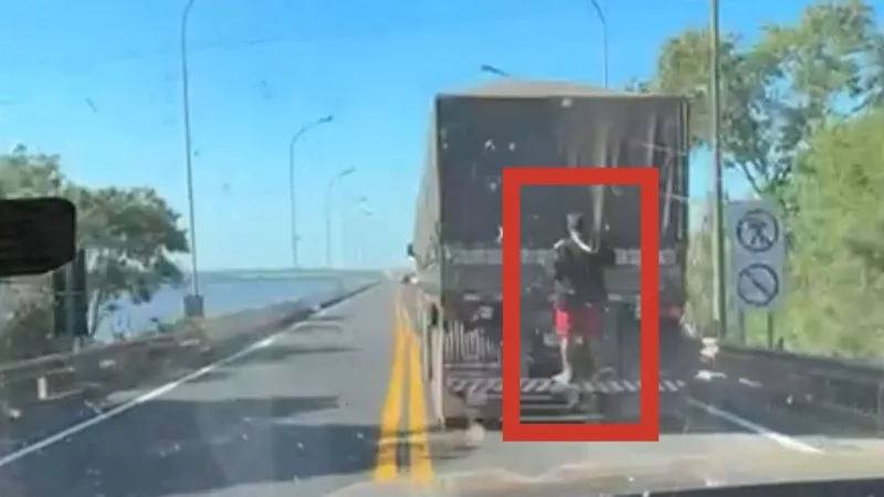 Homem é flagrado pendurado na traseira de carreta na BR-163 na Ponte Ayrton Senna