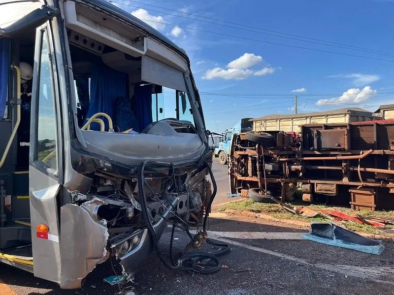 Grave acidente com ônibus e caminhão mobiliza ambulâncias e helicóptero do SAMU em Maripá