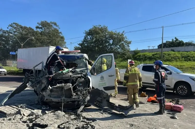 Grave acidente na PR-323 envolve ambulância e deixa um morto e nove feridos