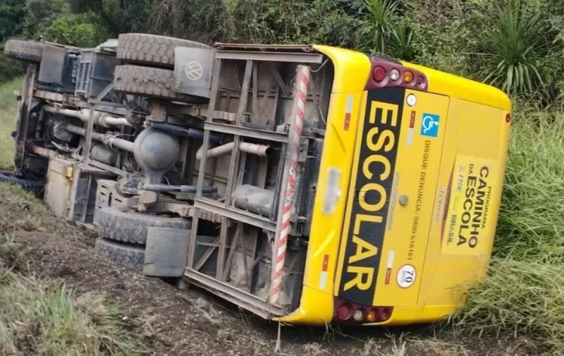 Bêbado furta ônibus escolar, percorre 40 quilômetros e tomba veículo, no Paraná