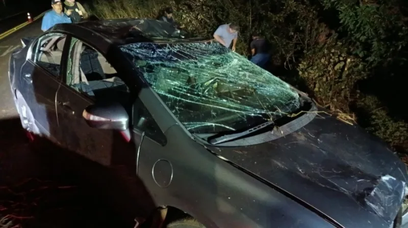 Quatro pessoas ficam feridas em capotamento em Toledo